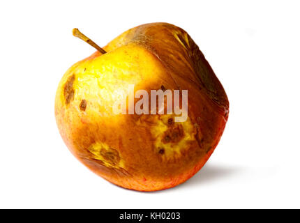 Alten faulen Apfel auf weißem Hintergrund isoliert, ungesund zu essen Stockfoto