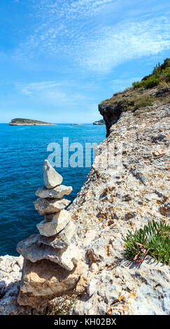 Stein Pyramide auf Sommer felsigen Küste Baia di Campi Vieste und Isola di Campi auf der Halbinsel Gargano, Apulien, Italien Stockfoto