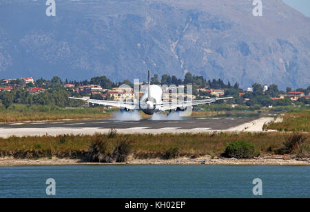 Pkw Flugzeug Landung auf dem Flughafen von Korfu Stockfoto