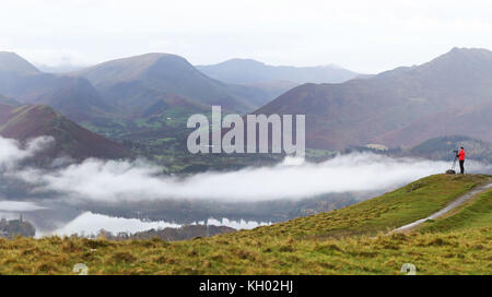 Ein Blick von Latrigg in Cumbria auf Keswick und Derwentwater. Stockfoto