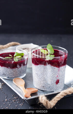 Chia Samen Pudding mit Himbeersauce Stockfoto