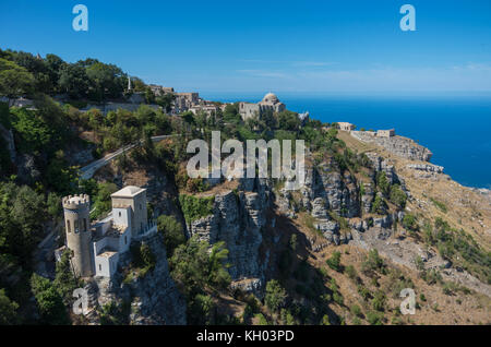 Panoramablick auf das Tyrrhenische Küste mit der Kirche des Heiligen Johannes des Täufers und Torretta Pepoli - kleine Burg in Erice, Sizilien, Italien Stockfoto