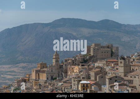 Trapani, Sizilien. Mittelalterlichen italienischen Stadt mit der normannischen Burg Berge in Sizilien, Italien. Stockfoto