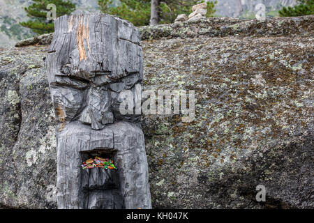 Hölzerne Statue der slawischen Gott perun im ergaki National Park, Russland Stockfoto