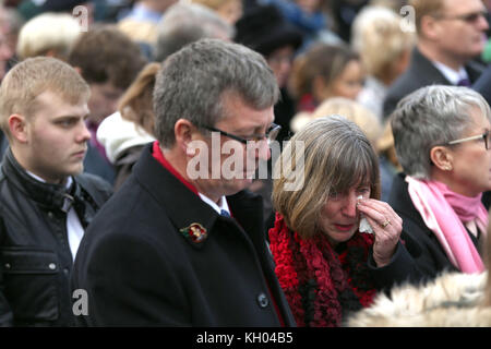 Während eines Gedenkgottesdienstes im National Memorial Arboretum in Staffordshire beobachten die Menschen eine zweiminütige Stille. Stockfoto