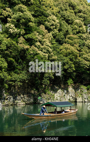 Kyoto, Japan - 20. Mai 2017: Ein hölzernes Boot auf dem Fluss an katsura Otsuki, Yamanashi Stockfoto