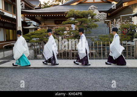 Hiroshima, Japan - 27. Mai 2017: Priester in traditioneller Kleidung, die in Hiroshima - gokoku jinja Schrein Stockfoto