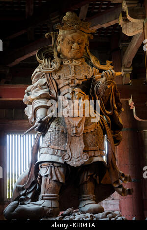 Nara, Japan - 29. Mai 2017: hölzerne Statue der komokuten Wächter wacht über Todaiji Tempel und seiner Bezirke Stockfoto