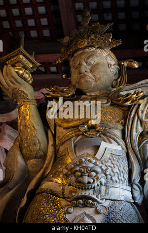 Nara, Japan - 29. Mai 2017: hölzerne Statue der tamonten Wächter wacht über Todaiji Tempel und seiner Bezirke Stockfoto