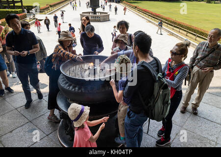 Nara, Japan - 29. Mai 2017: Tourist sind Beleuchtung Räucherwerk vor der Großen Buddha hall Teil der buddhistischen Todai-ji-Tempel Stockfoto