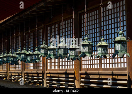 Nara/Japan, 29. Mai 2017: Zeile aus Bronze Laternen an der Kasuga Taisha Shrine Stockfoto