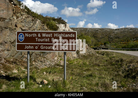 Ein schottischer Schild auf einer malerischen Straße im West Highlands im Norden von Schottland, Großbritannien