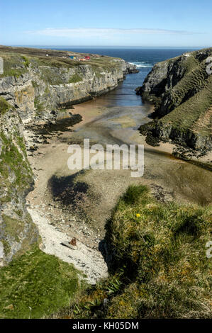 Das Meer Einlass Höhle smoo ist eine große Höhle kombiniert Meer und Süßwasser-Höhle in durness Dorf mit Blick auf die Nordsee in Sutherland, Schottland, Großbritannien Stockfoto