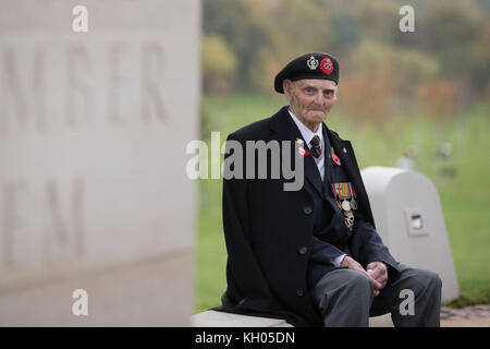 Les Cherrington, ein 99-jähriger Veteran des Zweiten Weltkriegs, der den Spitznamen &ograve;der glücklichste Mann in der Wüste&oacute erhielt; vor dem Waffenstillstandstag im war Memorial Arboretum in Staffordshire. Stockfoto