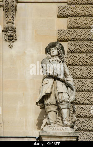 Paris, Frankreich. Palais du Louvre. Statue im Cour Napoleon: Sébastien Le Prestre de Vauban (1633-1707), Marschall von Frankreich und der militärischen Ingenieurs Stockfoto