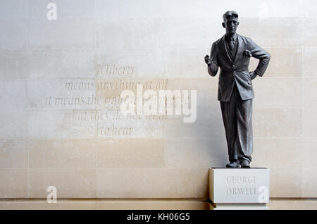 London, England, UK. Neue BBC Broadcasting House: Statue von George Orwell (Eric Arthur Blair, 1903-1950) von Martin Jennings, vorgestellt November 2017.... Stockfoto