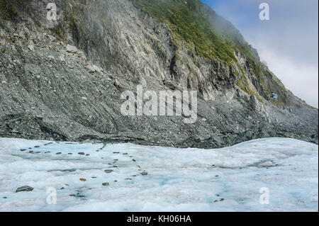 Hubschrauber Landung auf das riesige Eisfeld der Fox Glacier, South Island, Neuseeland Stockfoto