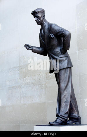 London, England, UK. Neue BBC Broadcasting House: Statue von George Orwell (Eric Arthur Blair, 1903-1950) von Martin Jennings, vorgestellt November 2017.... Stockfoto