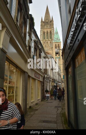 Gasse in Truro, Cornwall mit Blick auf Cathedtal Stockfoto