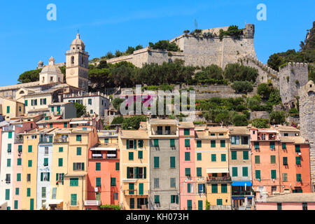 Wunderschöne mittelalterliche Fischer Stadt von portovenere (Unesco Weltkulturerbe) Blick vom Meer (in der Nähe von Cinque Terre, Ligurien, Italien). Die Festung Castello Doria und Stockfoto