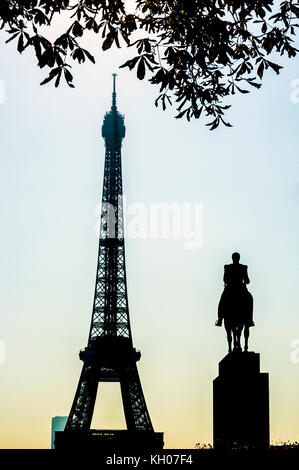 Frankreich. PARIS (75), 16. ARR, dem Eiffelturm und dem REITERSTANDBILD von General Foch Stockfoto