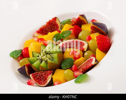 Platter Früchte und Beeren. Mango, Kiwi, Feigen, Erdbeeren, Trauben, Birnen und orange. vegane Küche. diätetisches Menü. Stockfoto