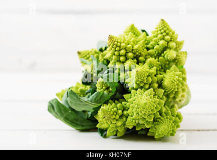 Kohl Romanesco auf weißem Hintergrund Stockfoto