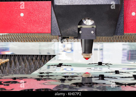 Industrielle Laser Schneidkopf zum Schneiden von Stahl Platte; Stockfoto