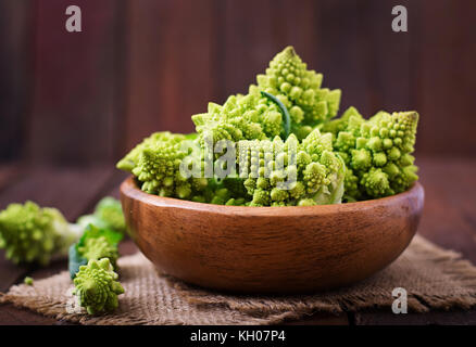 Kohl Romanesco auf einem dunklen Hintergrund Stockfoto