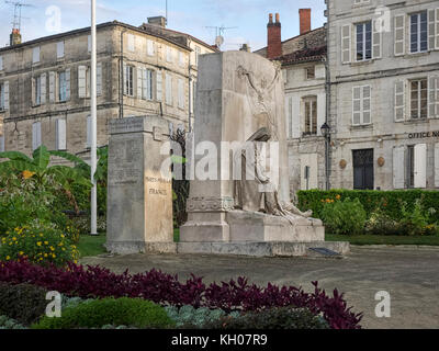 SAINTES, FRANKREICH - 09. SEPTEMBER 2017: Kriegsdenkmal vor dem Gerichtsgebäude Stockfoto