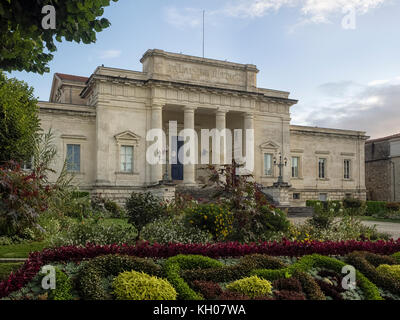 SAINTES, FRANKREICH - 09. SEPTEMBER 2017: Außenansicht des Gerichtsgebäudes (Le palais de Justice de Saintes) Stockfoto