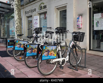 SAINTES, FRANKREICH - 09. SEPTEMBER 2017: Fahrradverleih im Stadtzentrum Stockfoto