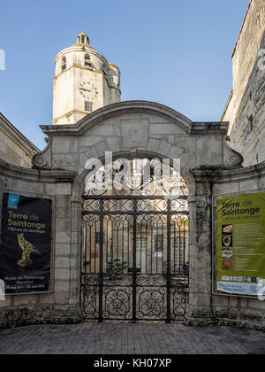 SAINTES, FRANKREICH - 09. SEPTEMBER 2017: Eingangstor zum Echevinage Museum (Musée de l'Échevinage) Stockfoto