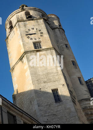 SAINTES, FRANKREICH - 09. SEPTEMBER 2017: Außenansicht des Turms auf dem Echevinage Museum (Musée de l'Échevinage) Stockfoto