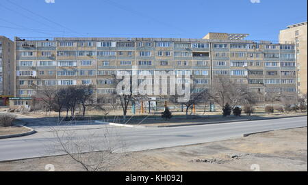 Alte low cost Sowjetunion Stil khrushchyovka Apartment Gebäude, nummeriert, in Almaty, Kasachstan. Stockfoto