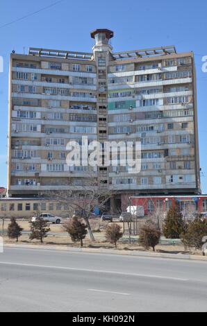 Alte low cost Sowjetunion Stil khrushchyovka Apartment Gebäude, nummeriert, in Almaty, Kasachstan. Stockfoto