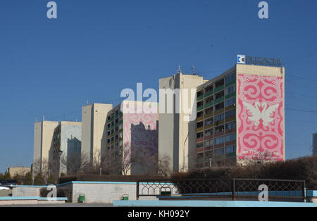 Alte niedrige Kosten, bunt verziert mit Kitsch lieben Schwäne, Sowjetunion Stil khrushchyovka Apartment Gebäude, nummeriert, in Almaty, Kasachstan. Stockfoto