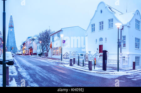 Old Street im Zentrum von Reykjavik bei Dämmerung, Island. Im Hintergrund Kirche von Hallgrimur. Stockfoto