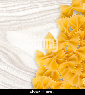 Farfalle Nudeln Trocken closeup auf einem alten Tisch. Stockfoto