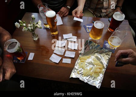 Stammgäste sich im Cleveland Arms Pub genießen in Brighton. Bild von James Boardman Stockfoto