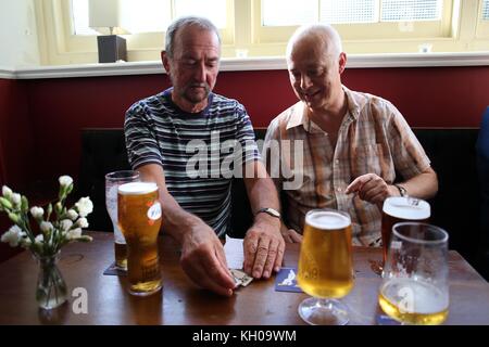 Stammgäste sich im Cleveland Arms Pub genießen in Brighton. Bild von James Boardman Stockfoto