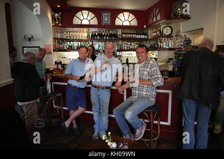 Stammgäste sich im Cleveland Arms Pub genießen in Brighton. Bild von James Boardman Stockfoto