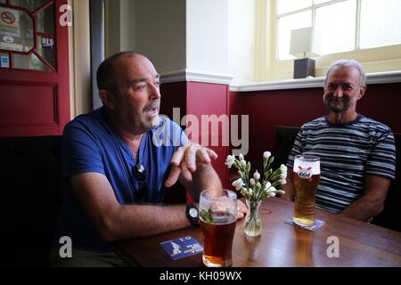 Stammgäste sich im Cleveland Arms Pub genießen in Brighton. Bild von James Boardman Stockfoto