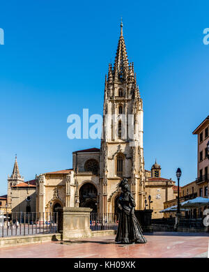 Die Kathedrale in Oviedo, Spanien Die ursprüngliche Kirche wurde in 781 AD erbaut und der Turm wurde im Jahr 1528 aufgenommen. Stockfoto