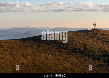 Malerische Aussicht mit dem Repeater und Telekommunikation Turm auf einem Berg Weg und Bäume bei Sonnenaufgang Stockfoto