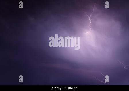 Schönen natürlichen Hintergrund mit einem Blitz, der in dunklen blauen Wolken bei Gewitter Stockfoto