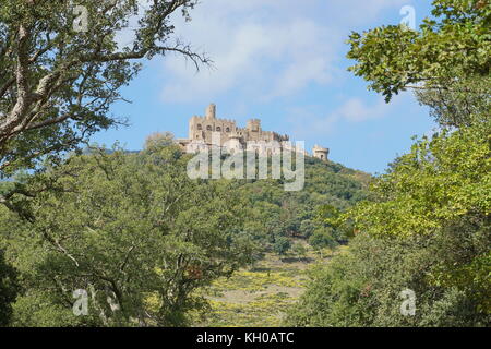 Das Schloss von requesens an der Spitze des Hügels, La Jonquera, Alt Emporda, Girona, Katalonien, Spanien Stockfoto