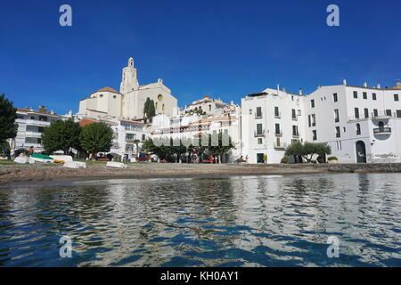 Spanien mediterranes Dorf von Cadaques, Strand mit weiß getünchten Häusern und der Kirche Santa Maria costa brava Alt Emporda, Katalonien, Cap de Creus Stockfoto