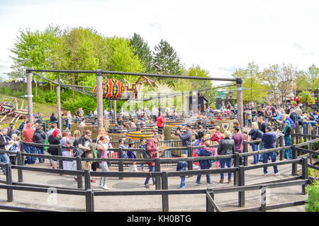 Windsor, Berkshire. England, Großbritannien - 20 April 2016: Legoland Resort. die Menschen an einem der vielen Fahrgeschäfte im Legoland Theme Park. Spaß für die ganze Familie an den Feiertagen. Stockfoto