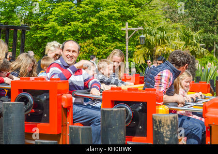 Windsor, Berkshire. England, Großbritannien - 20 April 2016: Legoland Resort. die Menschen an einem der vielen Fahrgeschäfte im Legoland Theme Park. Spaß für die ganze Familie an den Feiertagen. Stockfoto